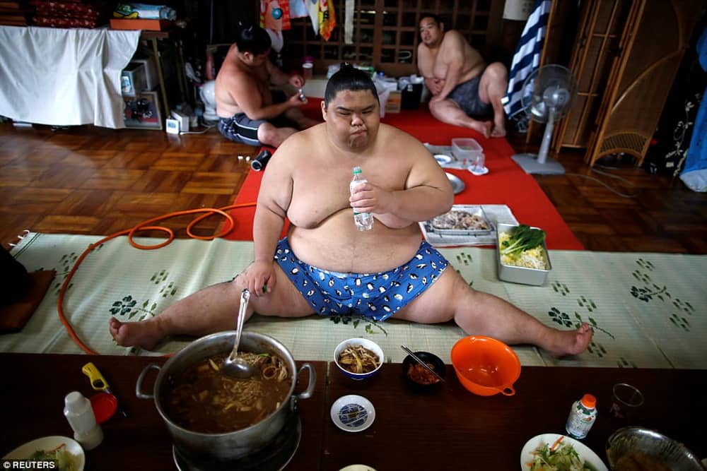 Mon lau ton hang can thit danh cho vo si sumo co gi dac biet 1